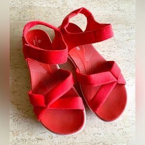 Clarks Cloudsteppers Cushion Soft Sandal  7 1/2 / 38